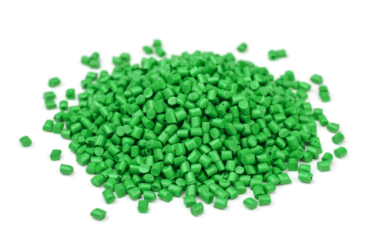 Green masterbatch for injection moulding